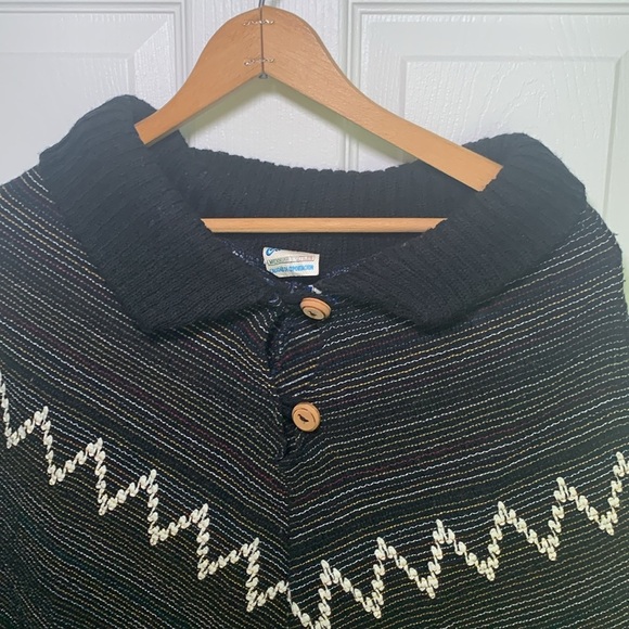 Mexican textile poncho with buttons and collar - Picture 3 of 10